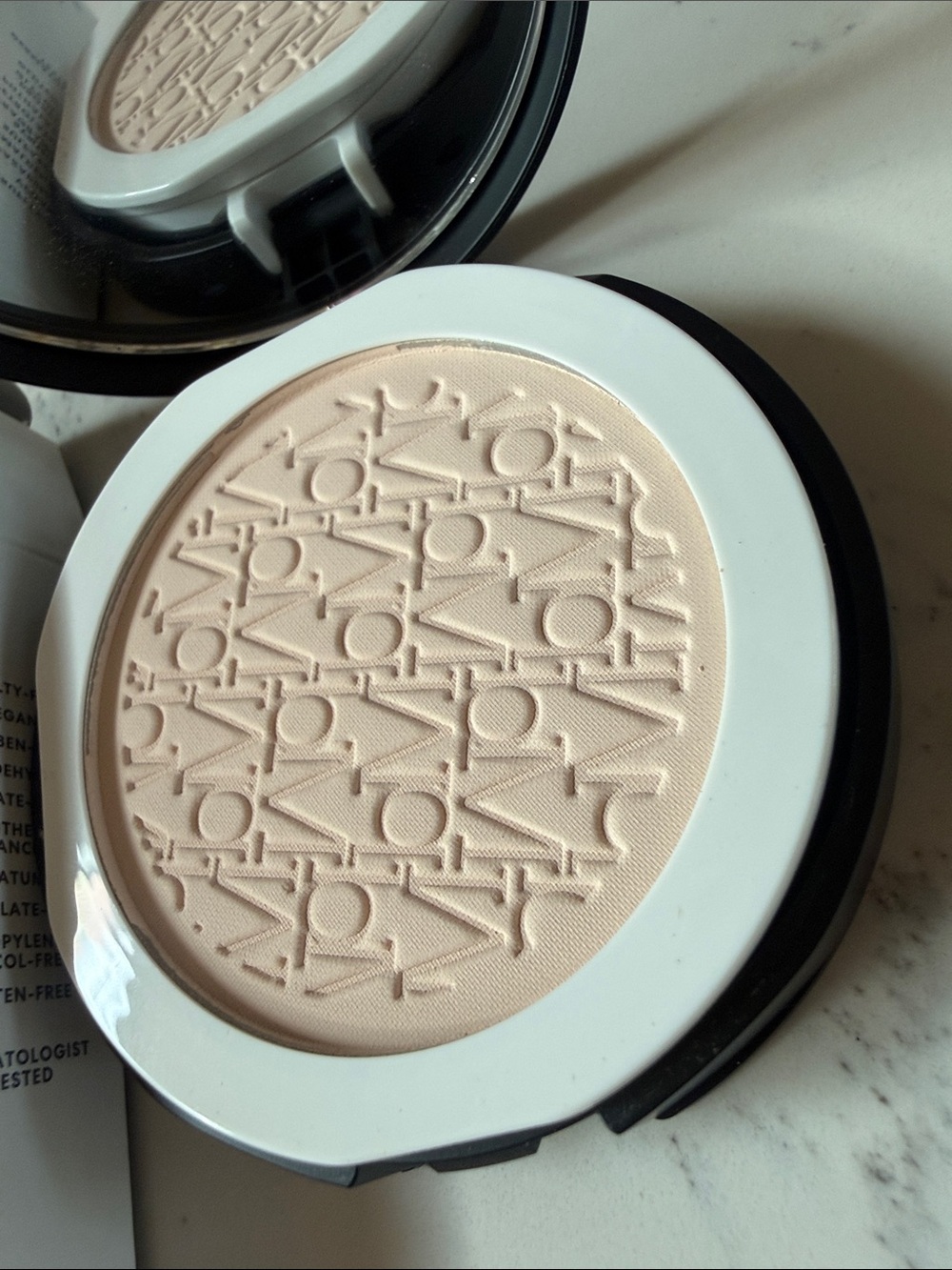 bareMinerals ORIGINAL Talc-Free Pressed Mineral Powder Foundation SPF 15 Fair 01 - Picture 5 of 5